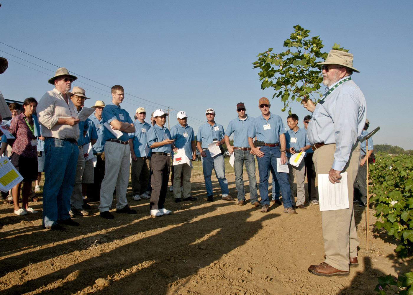 Johnie Jenkins, a U.S. Department of Agriculture researcher, discussed ongoing Mississippi State University and USDA research with cotton researchers and breeders touring facilities in the mid-South. (Photo by Scott Corey)