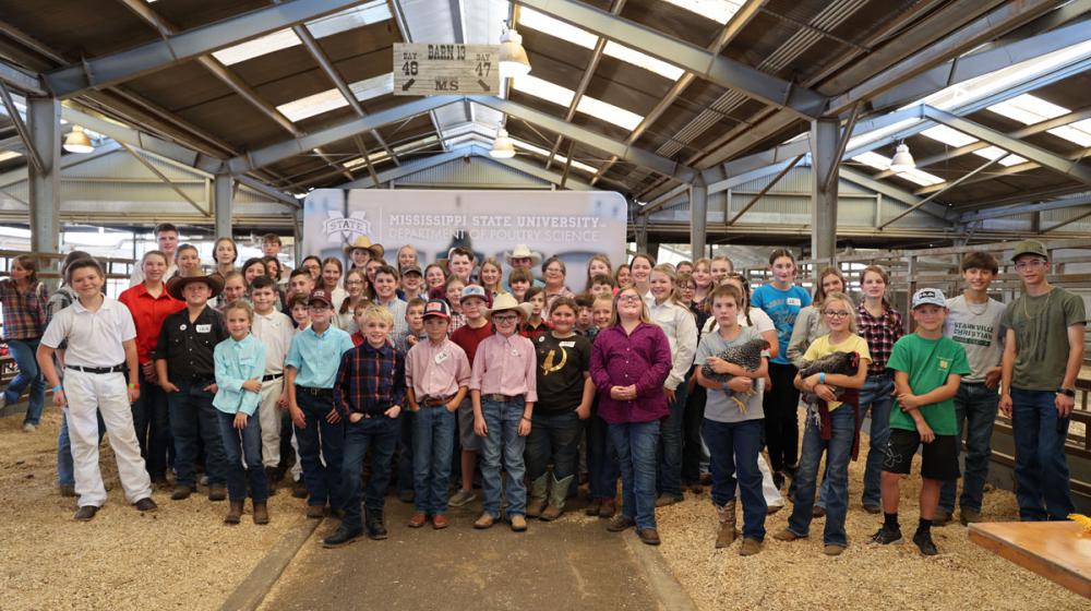 2022 Mississippi State 4-H Poultry Chain participants with judge.